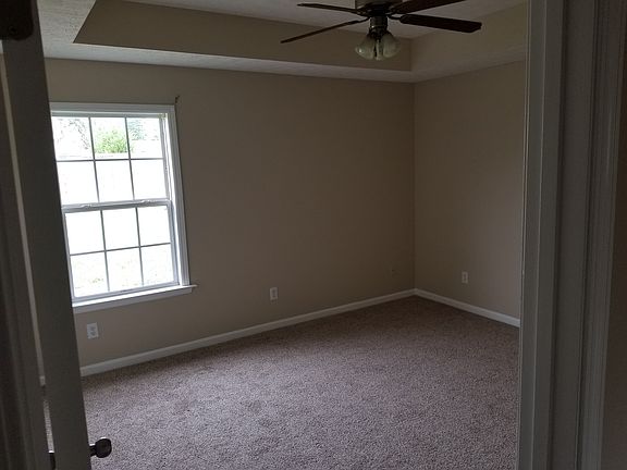 4th image of 304 Christopher Ct