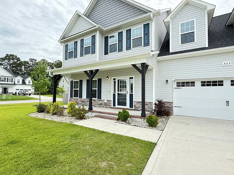 303 Breezeway Dr — Photo 2