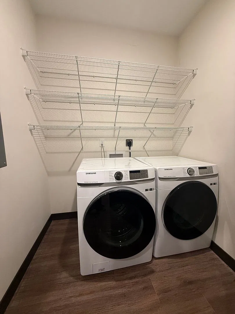 715 LakeShore Dr NE- Unit 200 — Photo 3