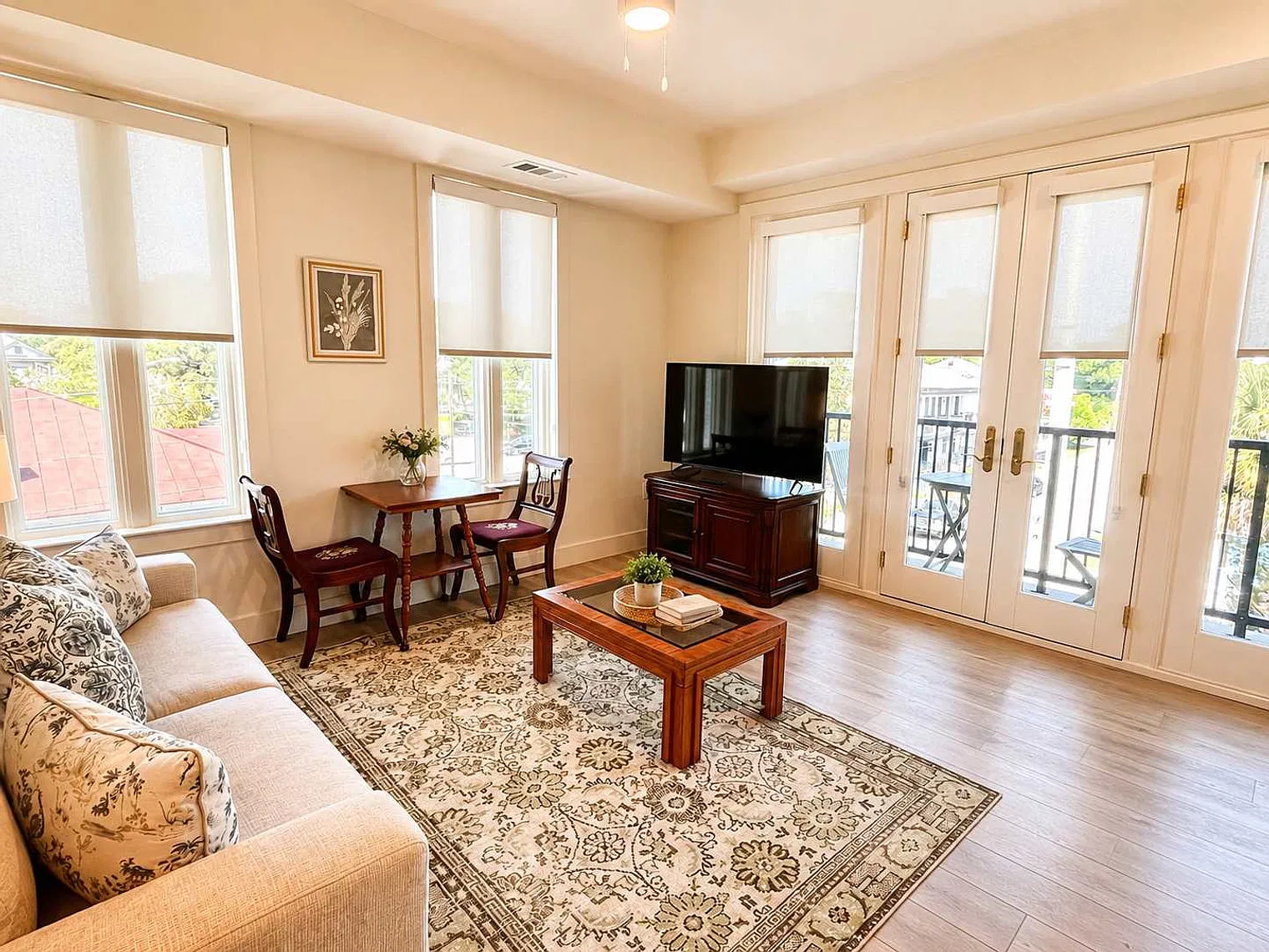 1 bed, 1.0 bath, 710 sqft, $2,252 — Photo 2
