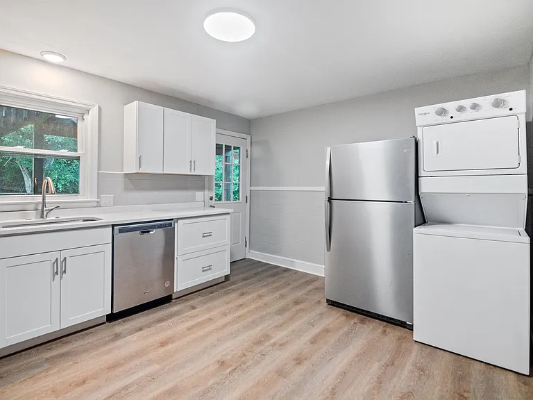 445 Riverview — Photo 7
