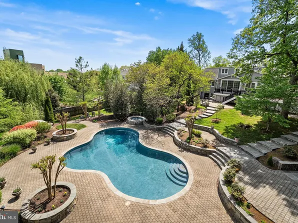 1211 Janneys Ln, Alexandria, VA 22302