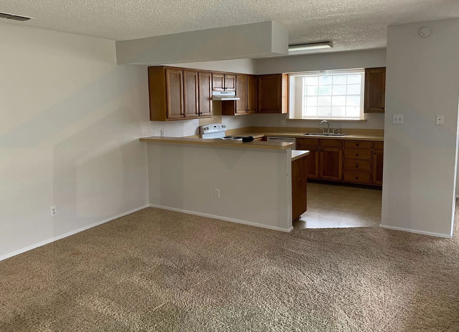 Coming Soon! Cozy 2 Bedroom 2 Bath In Mansfield — Photo 3