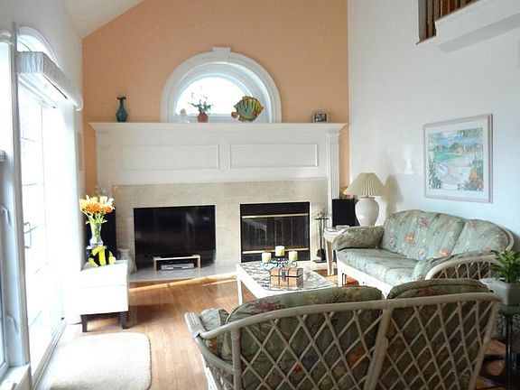 5th image of 2211 Deadora Dr
