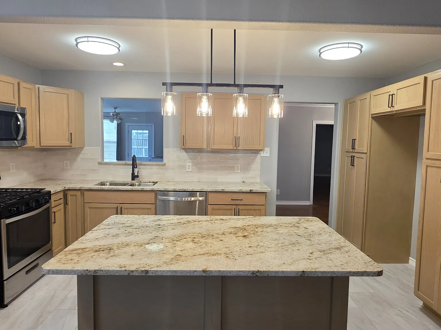 4 bed, 2.5 bath, 2042 sqft, $2,300 — Photo 4