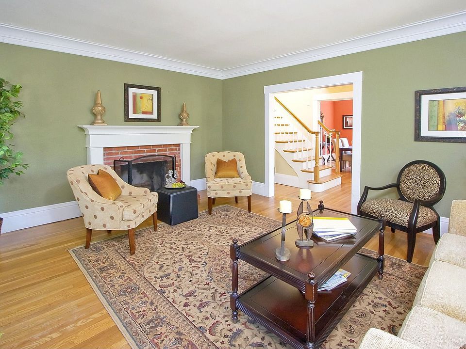 Classic Living Room-High ceilings, crown moldings.