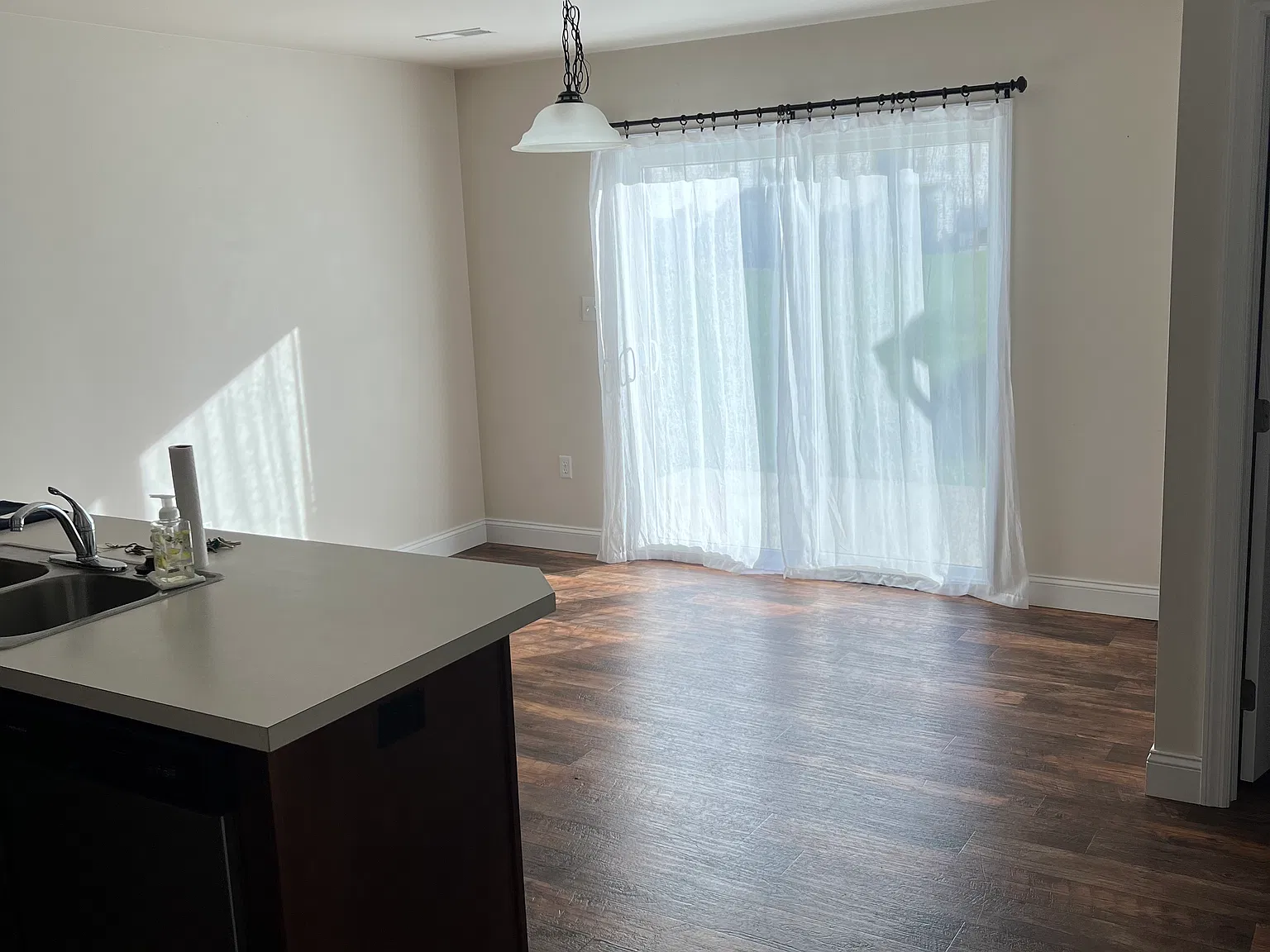 3 bed, 2.5 bath, 1424 sqft, $1,850 — Photo 4