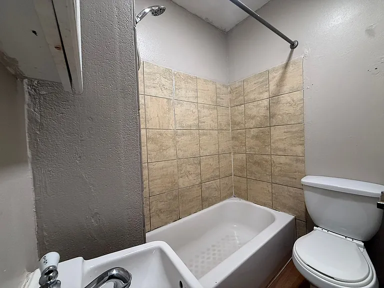 1710 E Victor St #5 — Photo 6