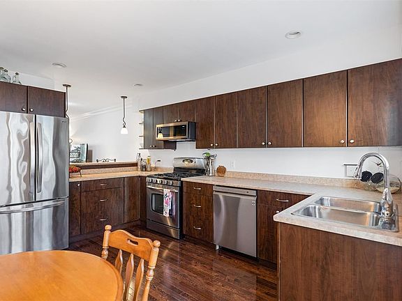 5th image of 827 Arncote Ave #105