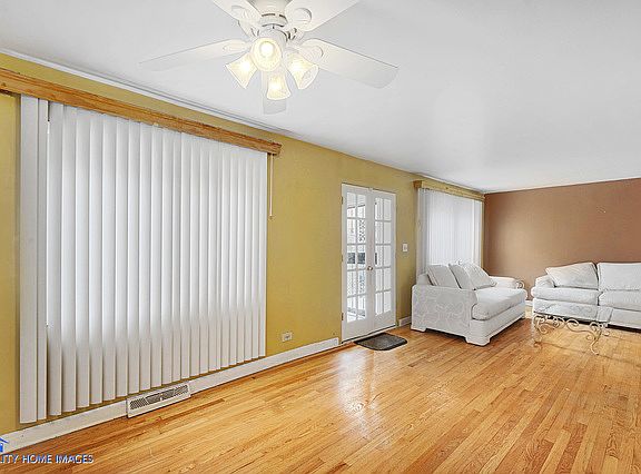 3rd image of 1068 Des Plaines Ave