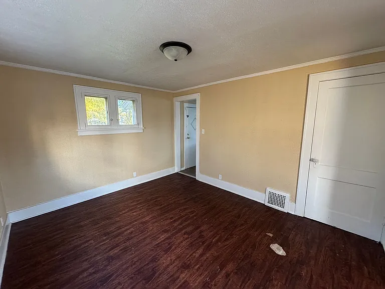 317 E Indiana Ave — Photo 5