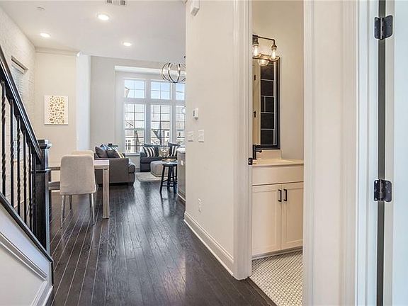 3rd image of 1033 SE Kirkland Cir
