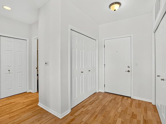 4th image of 4 Gaslight DRIVE #302