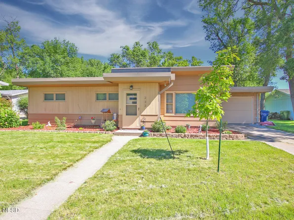 233 W Highland Blvd, Watertown, SD 57201