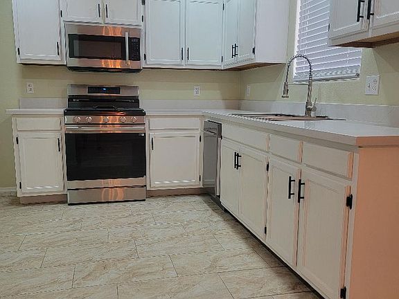 2nd image of 610 W COOLIDGE Avenue