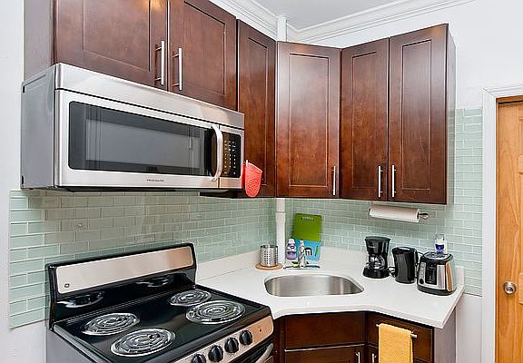 5th image of 326 E 109th St APT 5