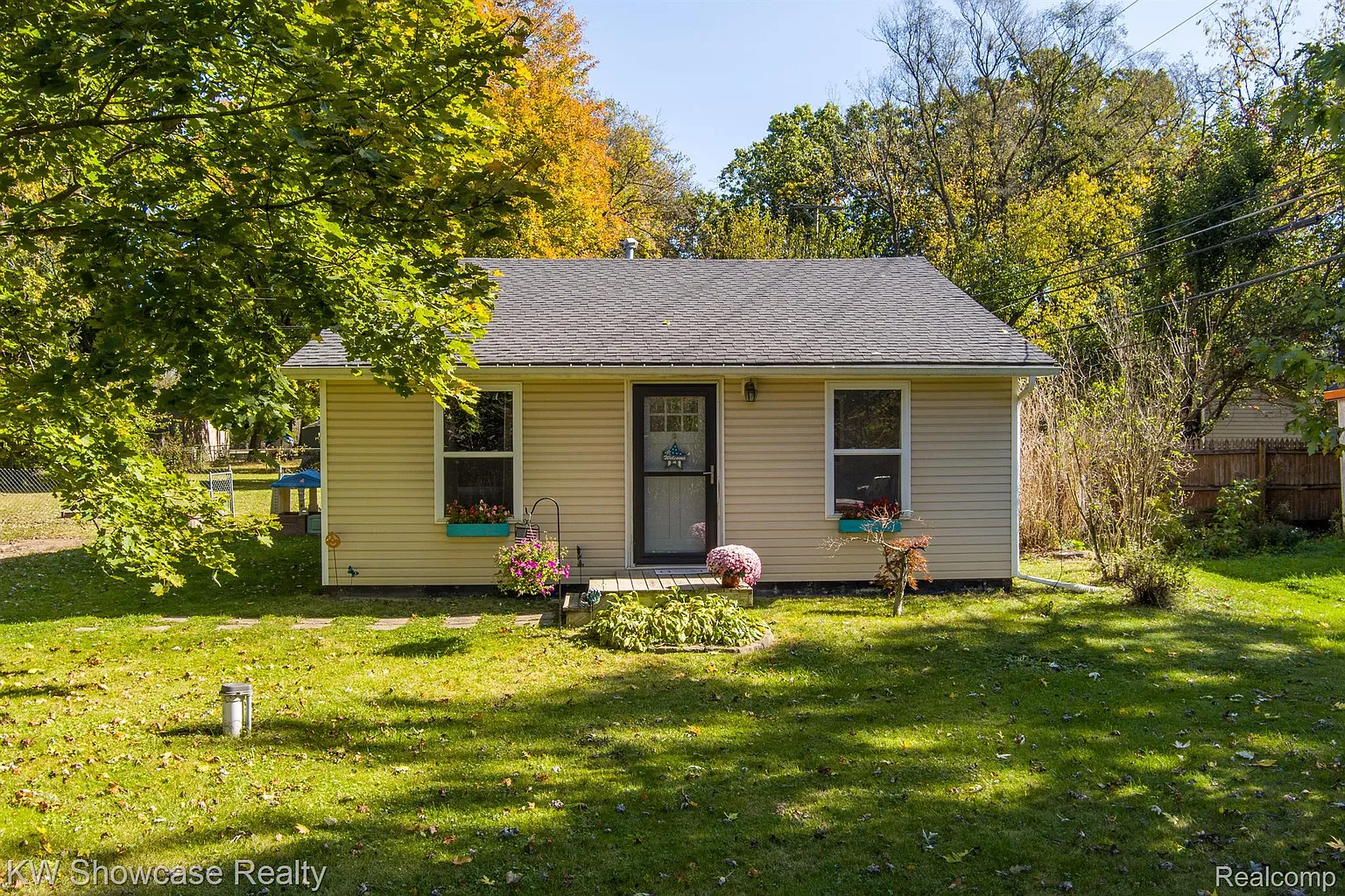 4850 Hillock photo 1