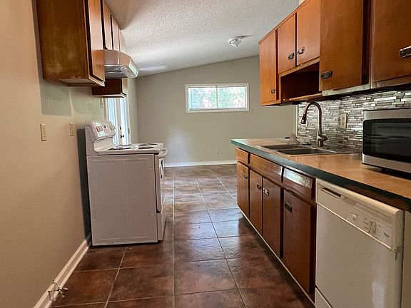 4th image of 8658 Bunker Hill Dr