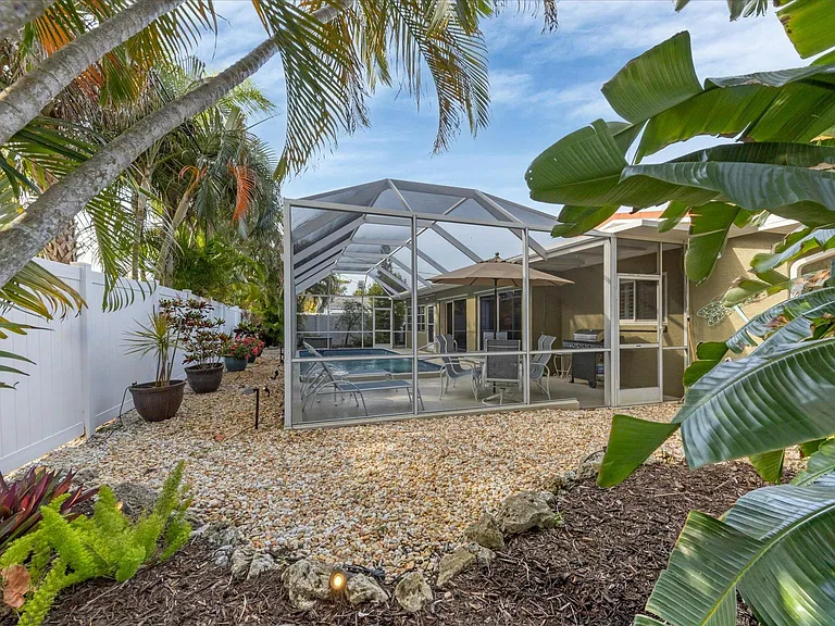 521 Beach Park Blvd — Photo 37