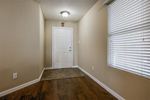 4th image of 2748 Peach Dr