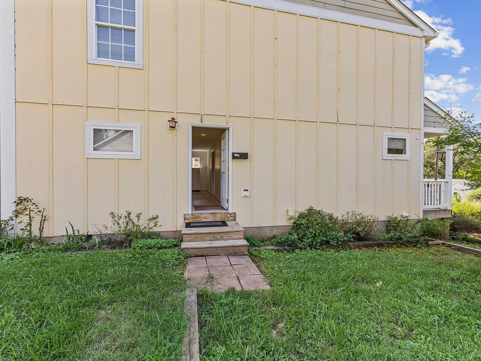 1 bed, 1.5 bath, 2000 sqft, $925 — Photo 4