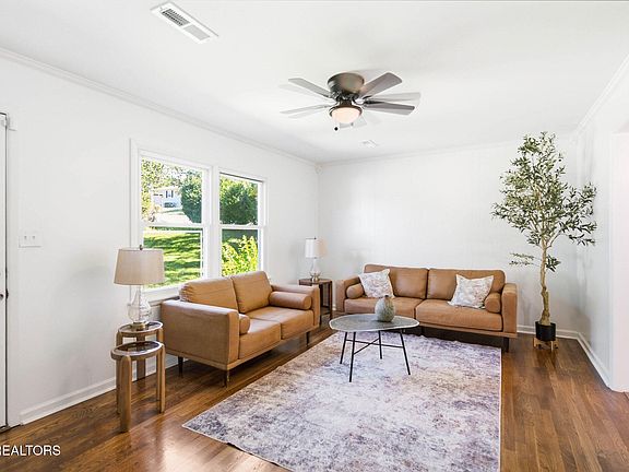 4th image of 1319 Pandora Rd