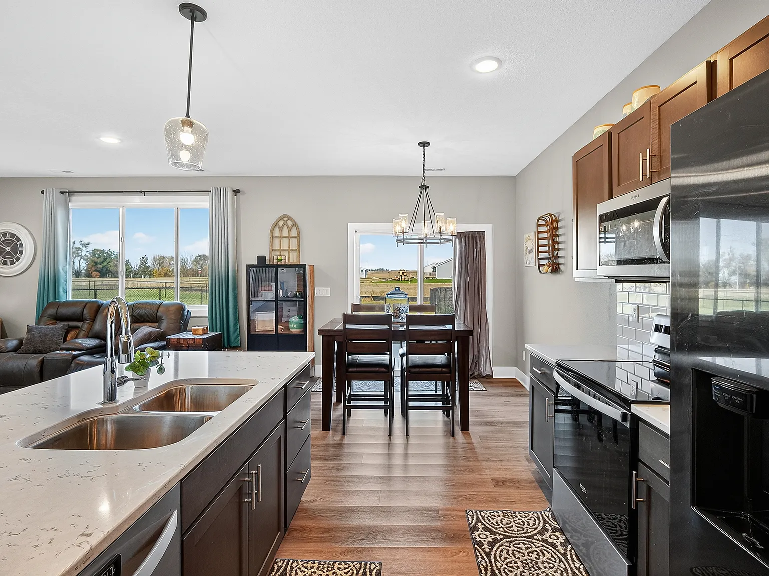 3 bed, 2.5 bath, 1602 sqft, $1,875 — Photo 3