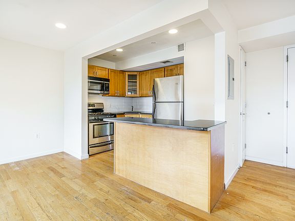 3rd image of 3110 23rd St APT 4F