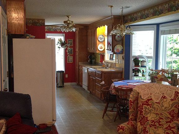 open floor plan to kitchen