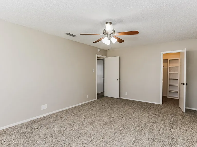 2727 Lucas Dr — Photo 9