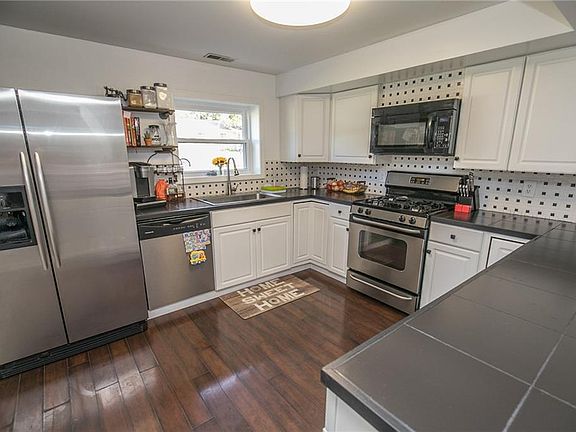 3rd image of 2164 Marhofer Ave