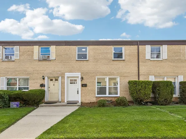 852 Colonial Dr APT E, Wheeling, IL 60090