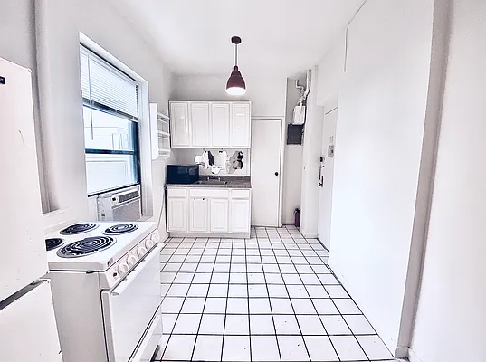 Rented by Avenues Real Estate | media 4