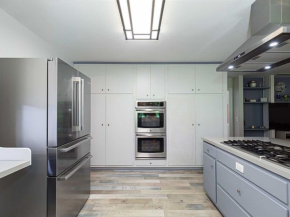 3rd image of 19 Carriage Hill Ln
