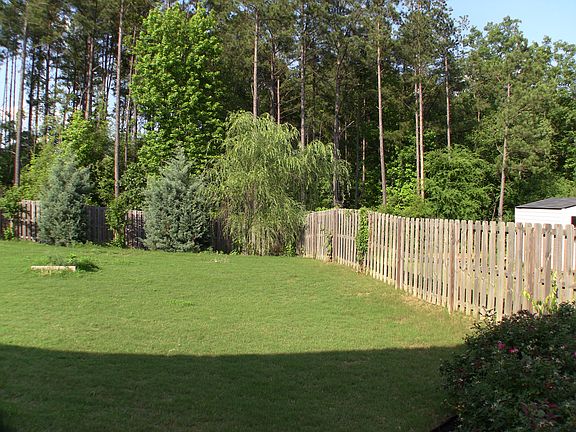 Large yard w/ privacy fence