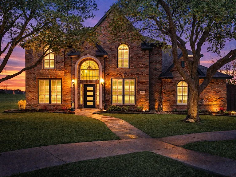684 Hollow Cir — Photo 1