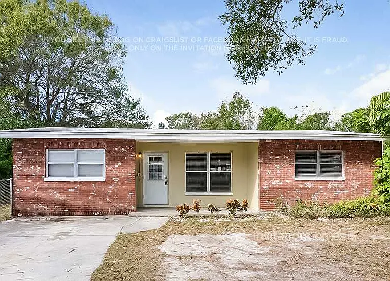 2160 Riviera Dr — Photo 2