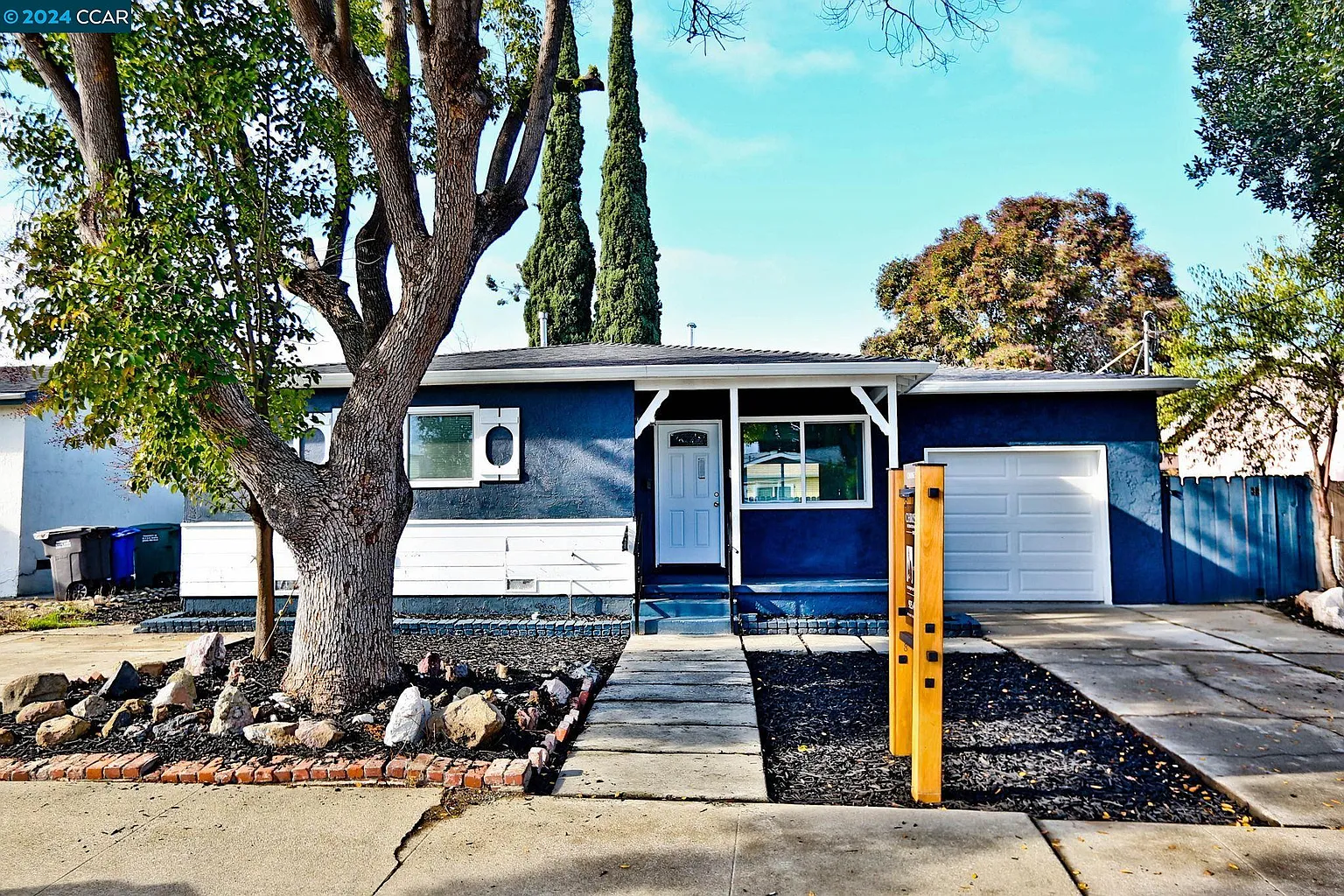 260 Patricia Ave photo 1