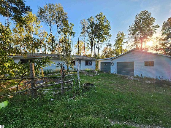 2nd image of 5487 N Athey Ave