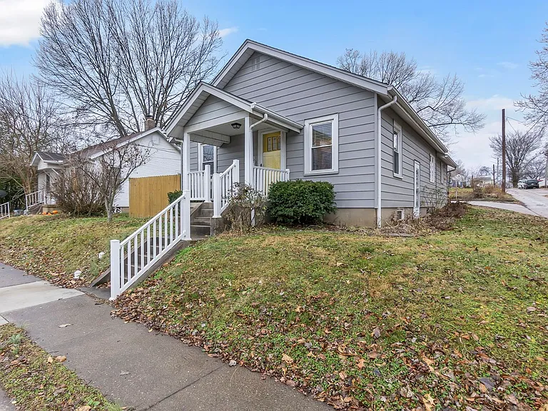 223 Daisy Ave — Photo 2
