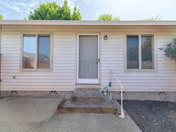 587 NW Buddy Ln APT A, Grants Pass, OR 97526