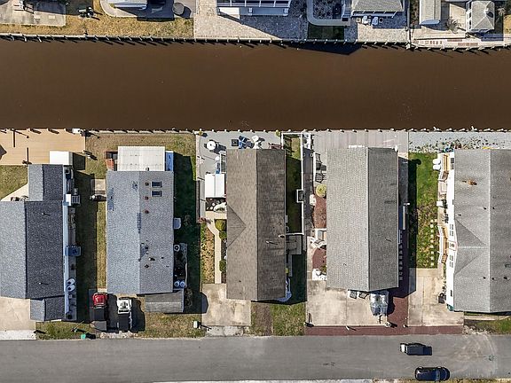 3rd image of 37049 Mallard Dr