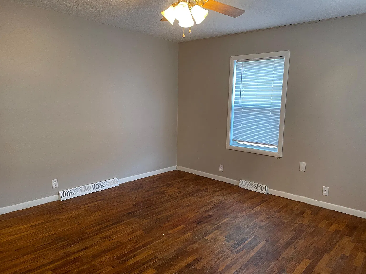 3 bed, 1.5 bath, 100 sqft, $900 — Photo 2