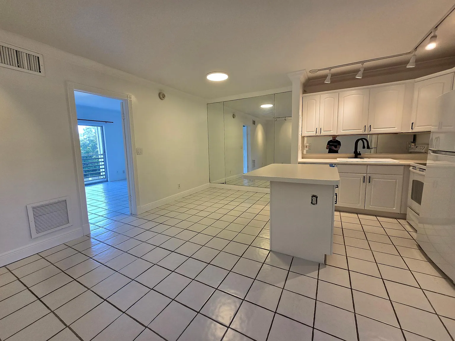 1 bed, 550 sqft, $1,700 — Photo 3