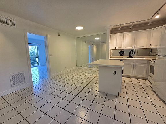 3rd image of 1407 NE 56th St APT 309