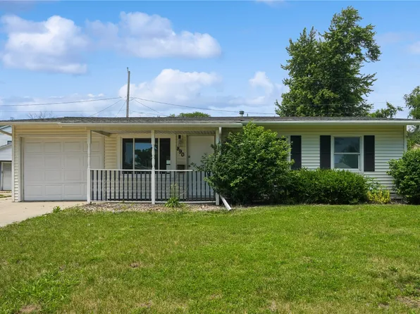 890 S 8th St, Marion, IA 52302