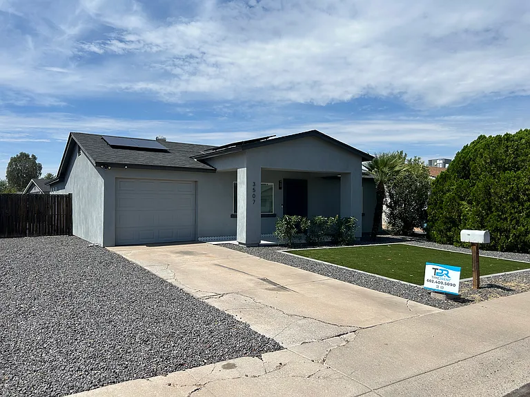 3507 E Claire Dr — Photo 2