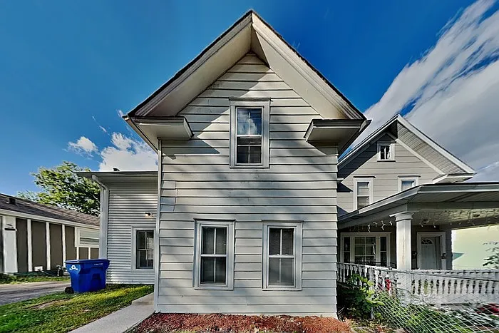 303 Curtice St E