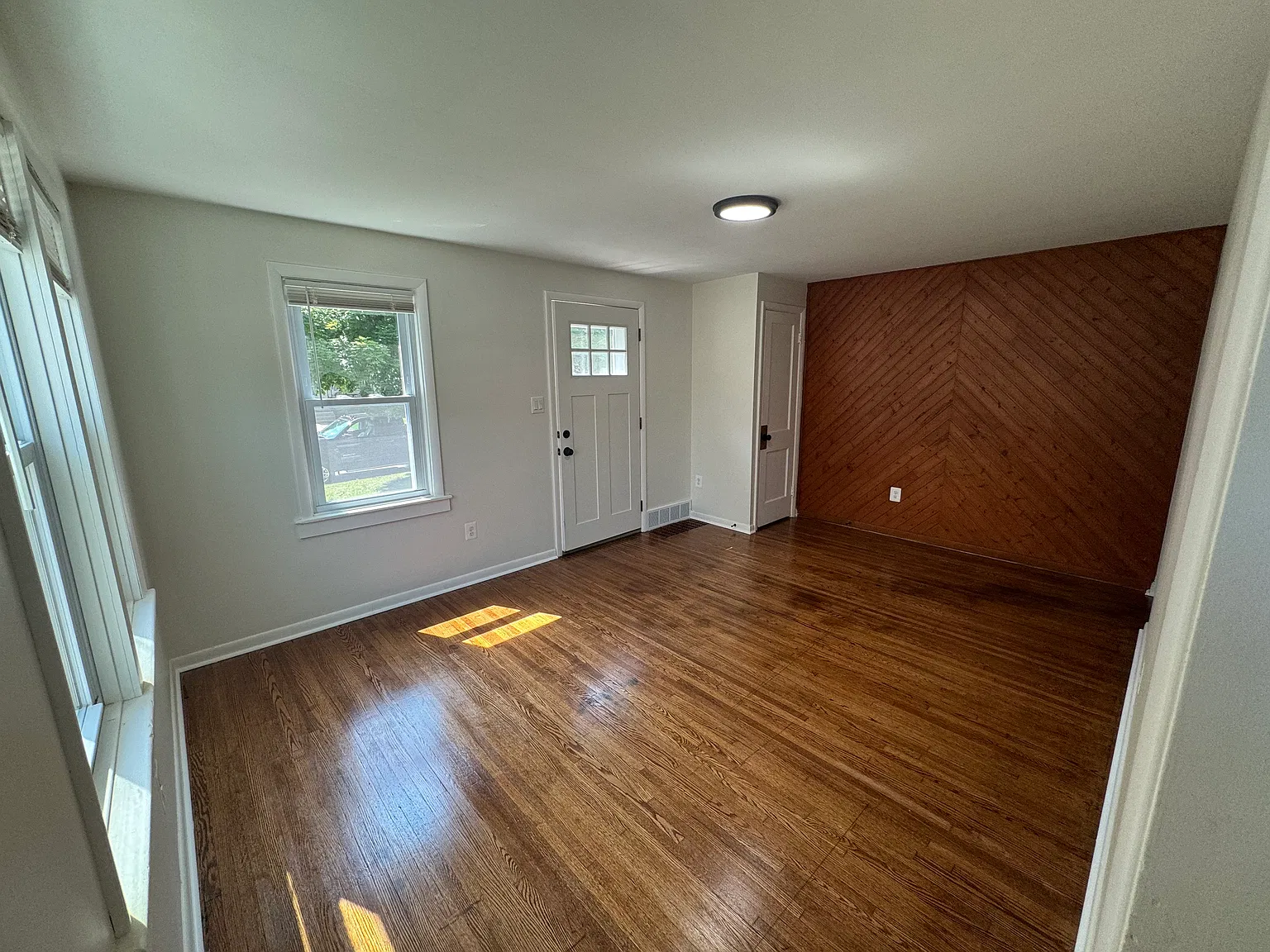 3 bed, 1.5 bath, 1092 sqft, $1,800 — Photo 2