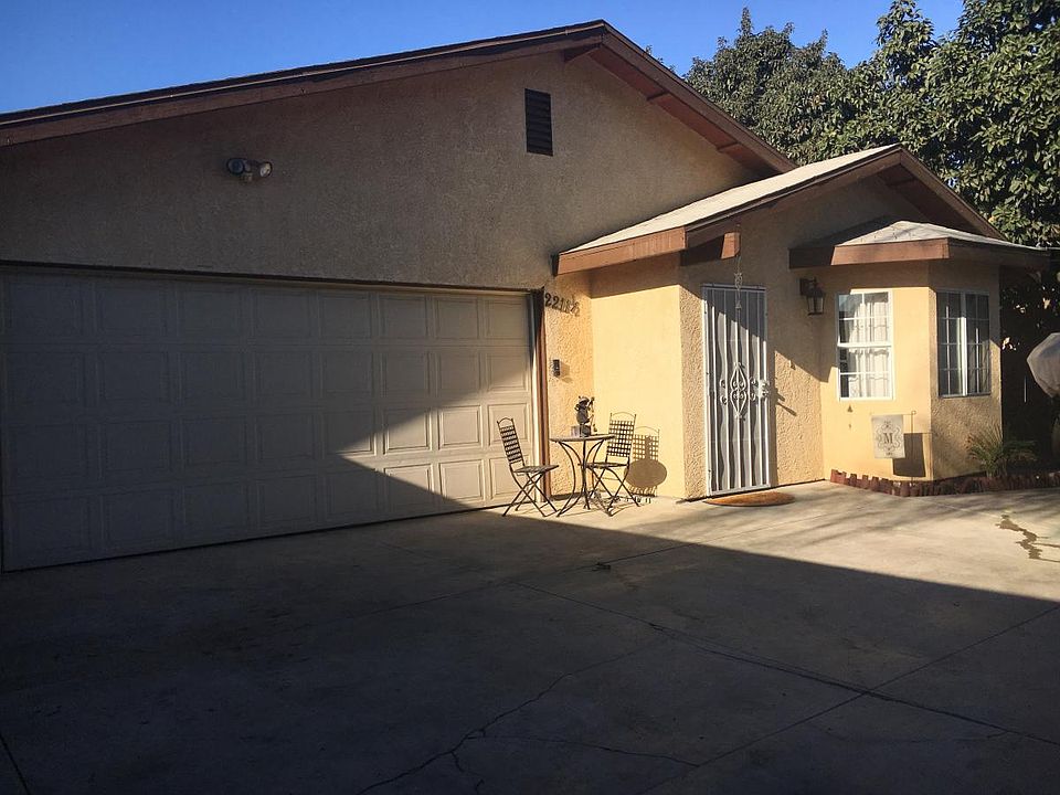 Nice 3bed/2bth duplex with private fenced property. New carp